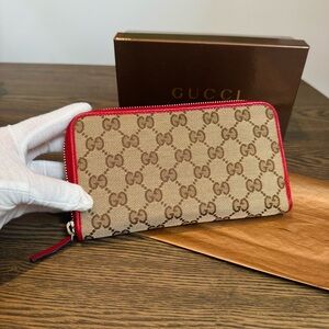✨Authentic Gucci GG Supreme Zip-Around Wallet / Clutch ✨